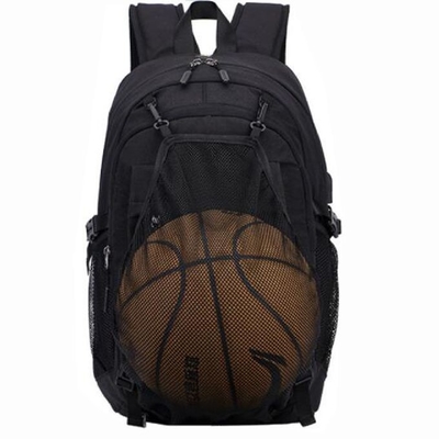 Спорт людей на открытом воздухе кладут водоустойчивую сумку в мешки фитнеса рюкзака спортзала баскетбола футбола